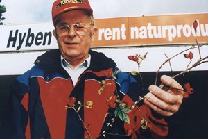 Erik "Farmer" Hansen with a branch of Hyben Vital Lito, in front of the shop.